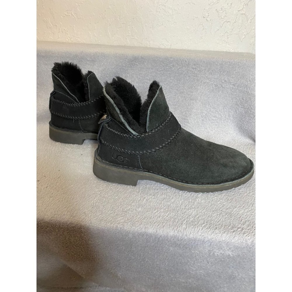 UGG McKay Black Sheepskin Chelsea Ankle Boots Womens Size 5.5 Cozy Winter